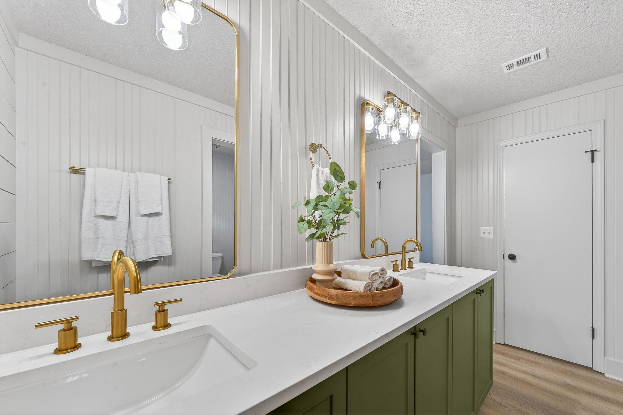 932 Ridgewood Way Niceville, FL 32578 - Photo 32 of 47 a bathroom with a sink and a mirror