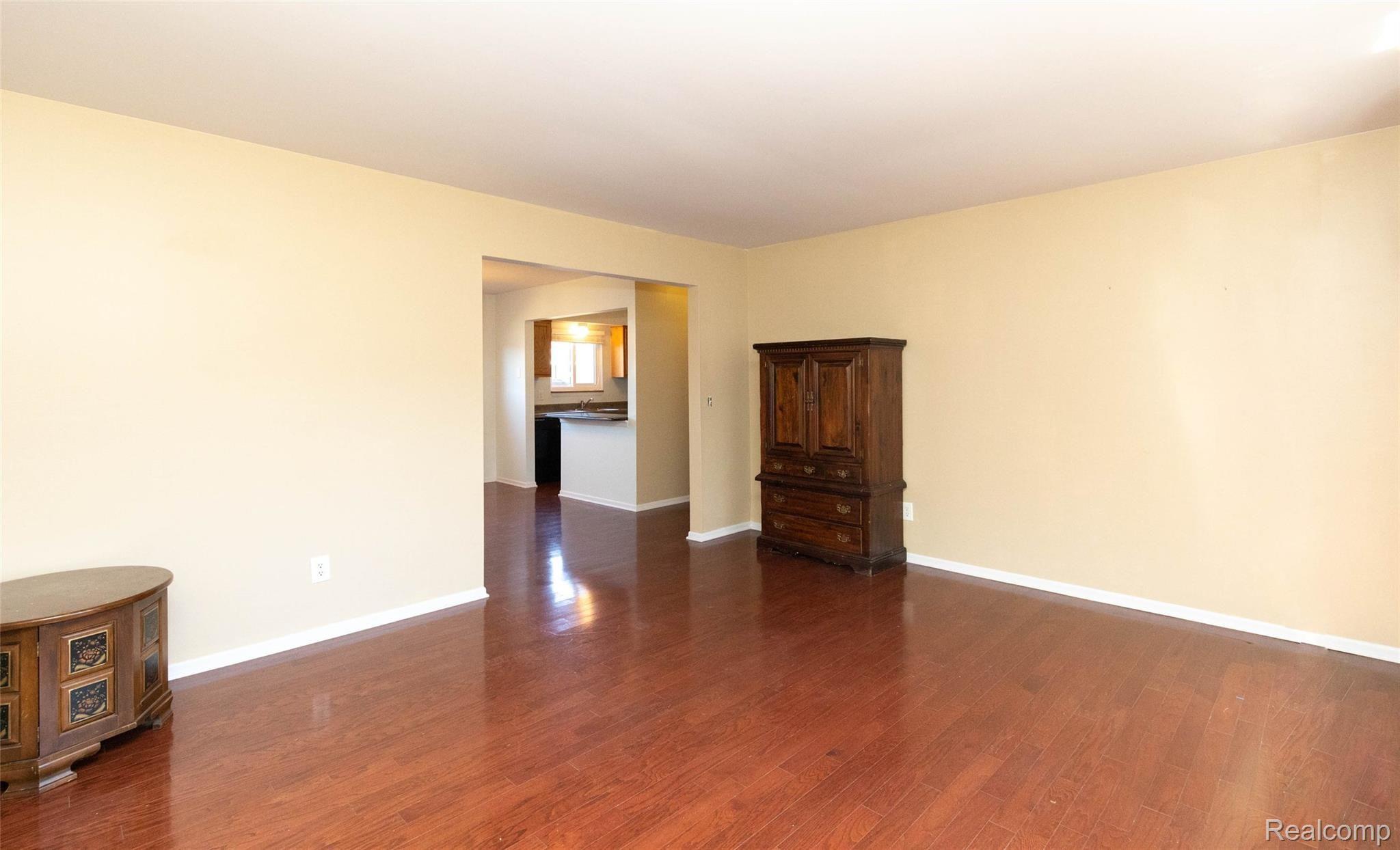 1095 Tienken Court, Unit 101 Rochester, MI 48306 - Photo 6 of 19 View toward Dining and Kitchen