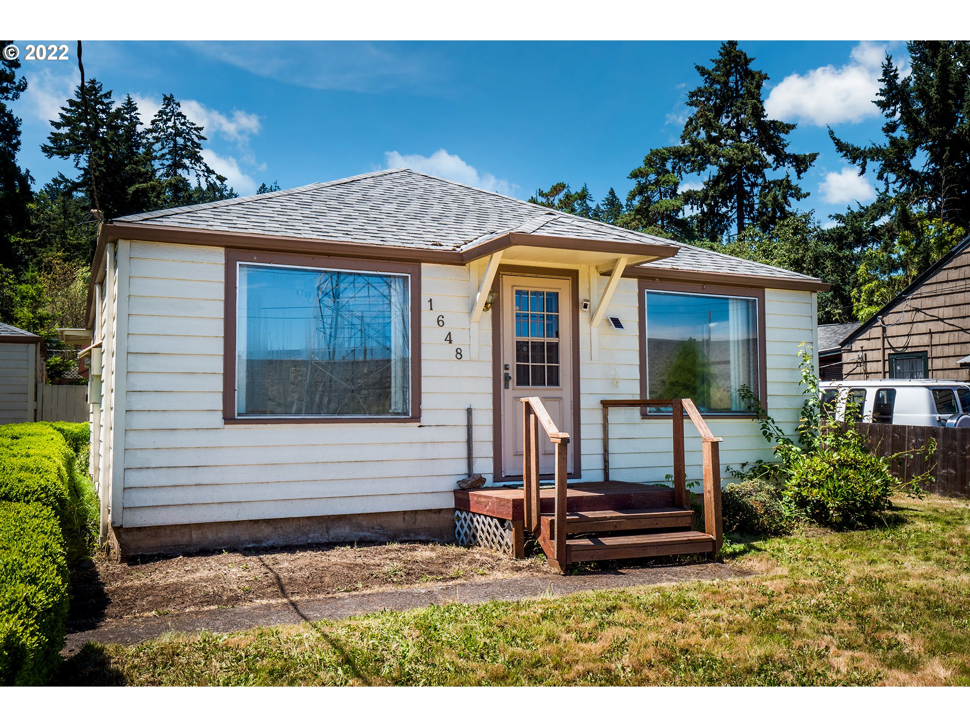 a view of a house with backyard