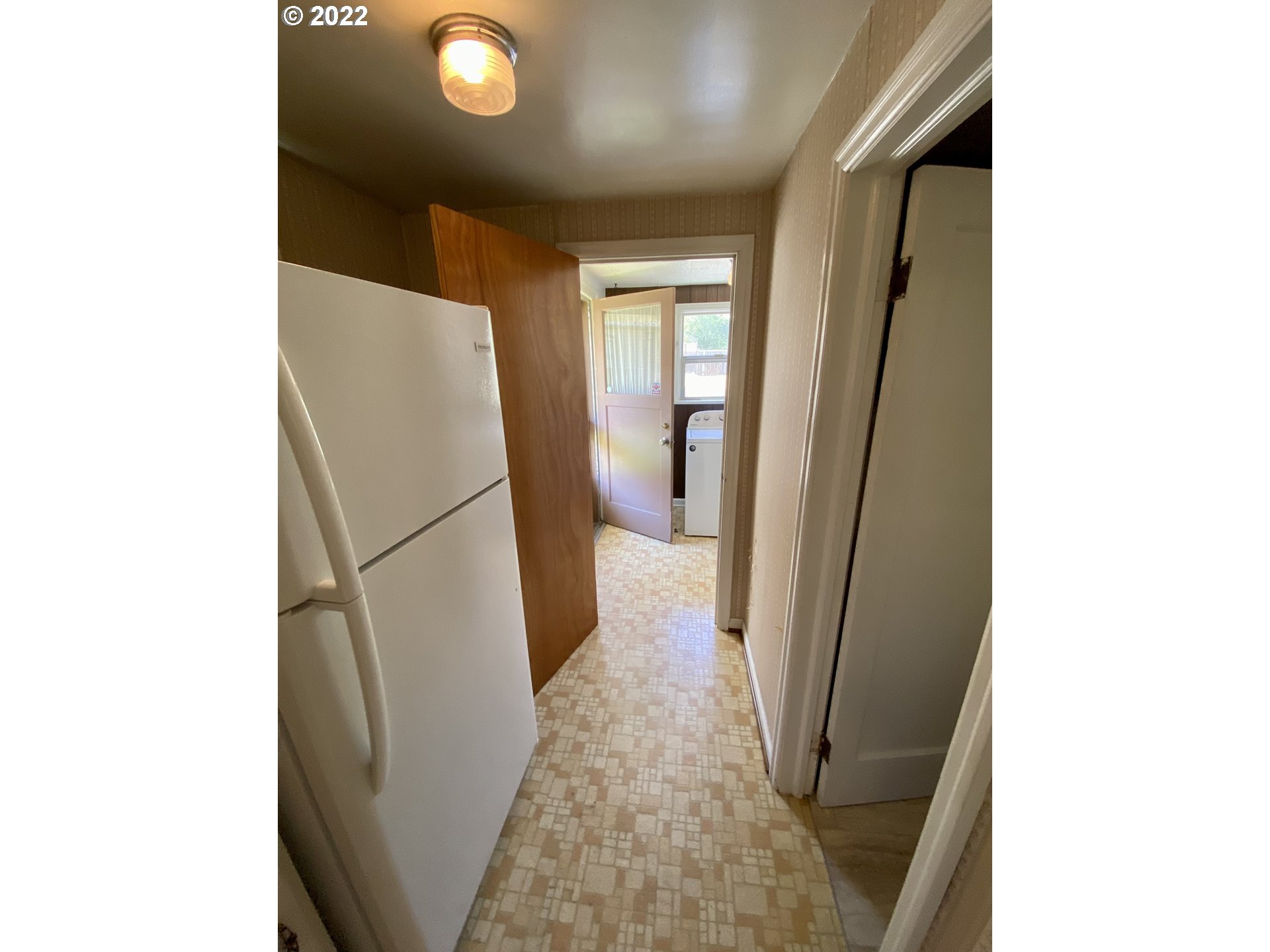 1648 Augusta Street Eugene, OR 97403 - Photo 8 of 29 a view of a hallway