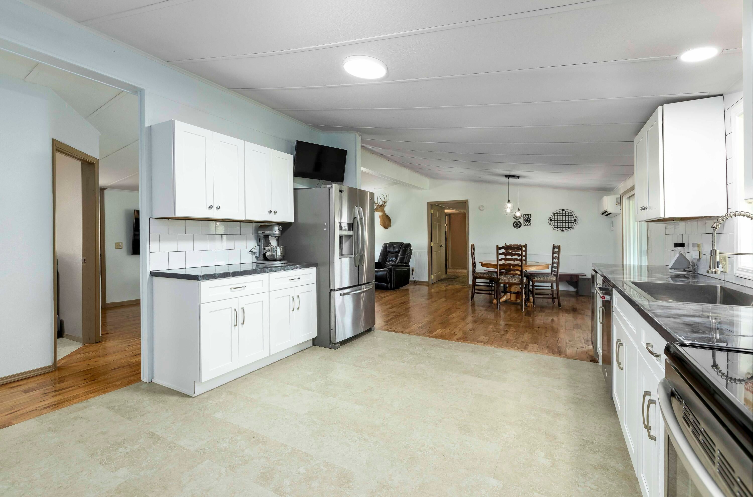 5225 Dodge Road White City, OR 97503 - Photo 13 of 49 Great counters