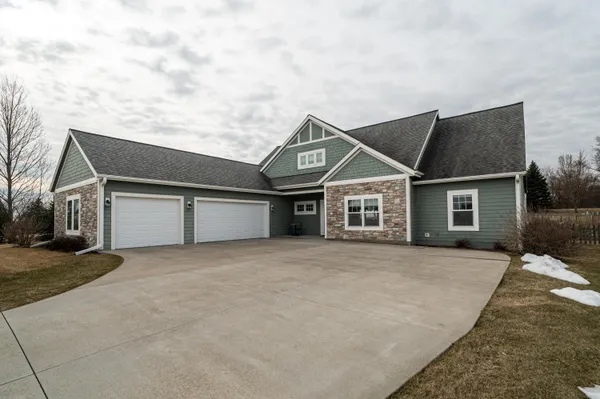 $744,900 | 4915 Meadowview Court, Grafton, WI 53024