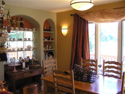 Delightful breakfast area in the kitchen...a place for tea and the paper or to feed the children breakfast before school...