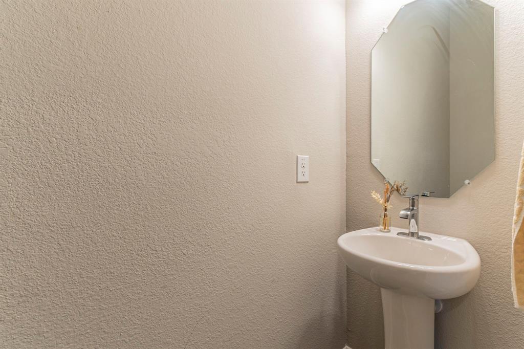 10638 Cherry Tree Way Grand Prairie, TX 76065 - Photo 30 of 39 Half-bath in hallway