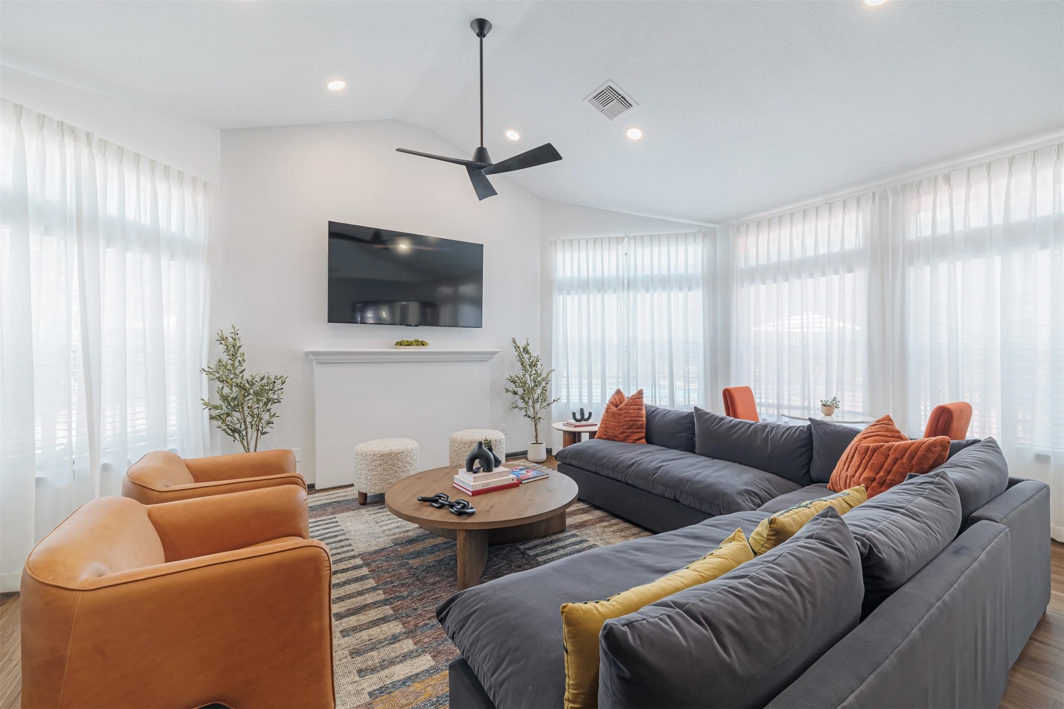 8300 El Mundo Street, Unit 192 Houston, TX 77054 - Photo 5 of 27 a living room with furniture a flat screen tv and a window