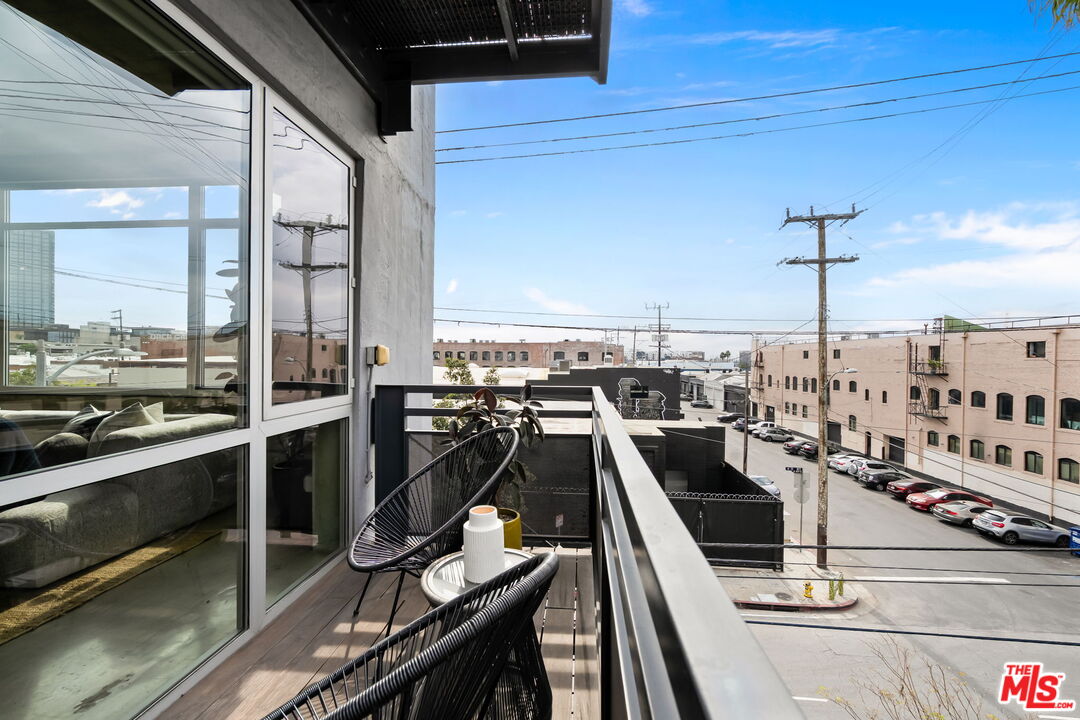 825 East 4th Street, Unit 310 Los Angeles, CA 90013 - Photo 12 of 33 a view of a balcony with chairs
