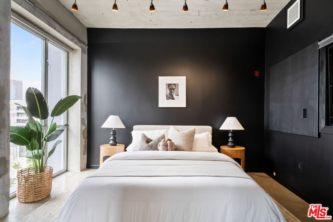 825 East 4th Street, Unit 310 Los Angeles, CA 90013 - Photo 18 of 33 a bedroom with a bed and window