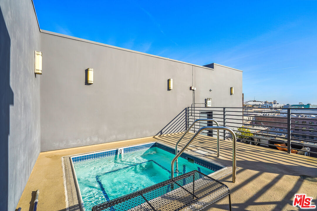 825 East 4th Street, Unit 310 Los Angeles, CA 90013 - Photo 27 of 33 a view of balcony with two chairs