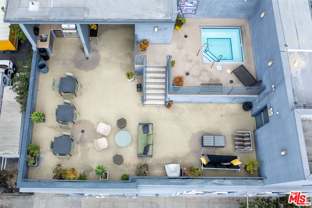 825 East 4th Street, Unit 310 Los Angeles, CA 90013 - Photo 29 of 33 an entryway of a house