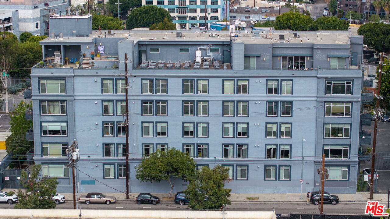 825 East 4th Street, Unit 310 Los Angeles, CA 90013 - Photo 31 of 33 a front view of a building with balcony