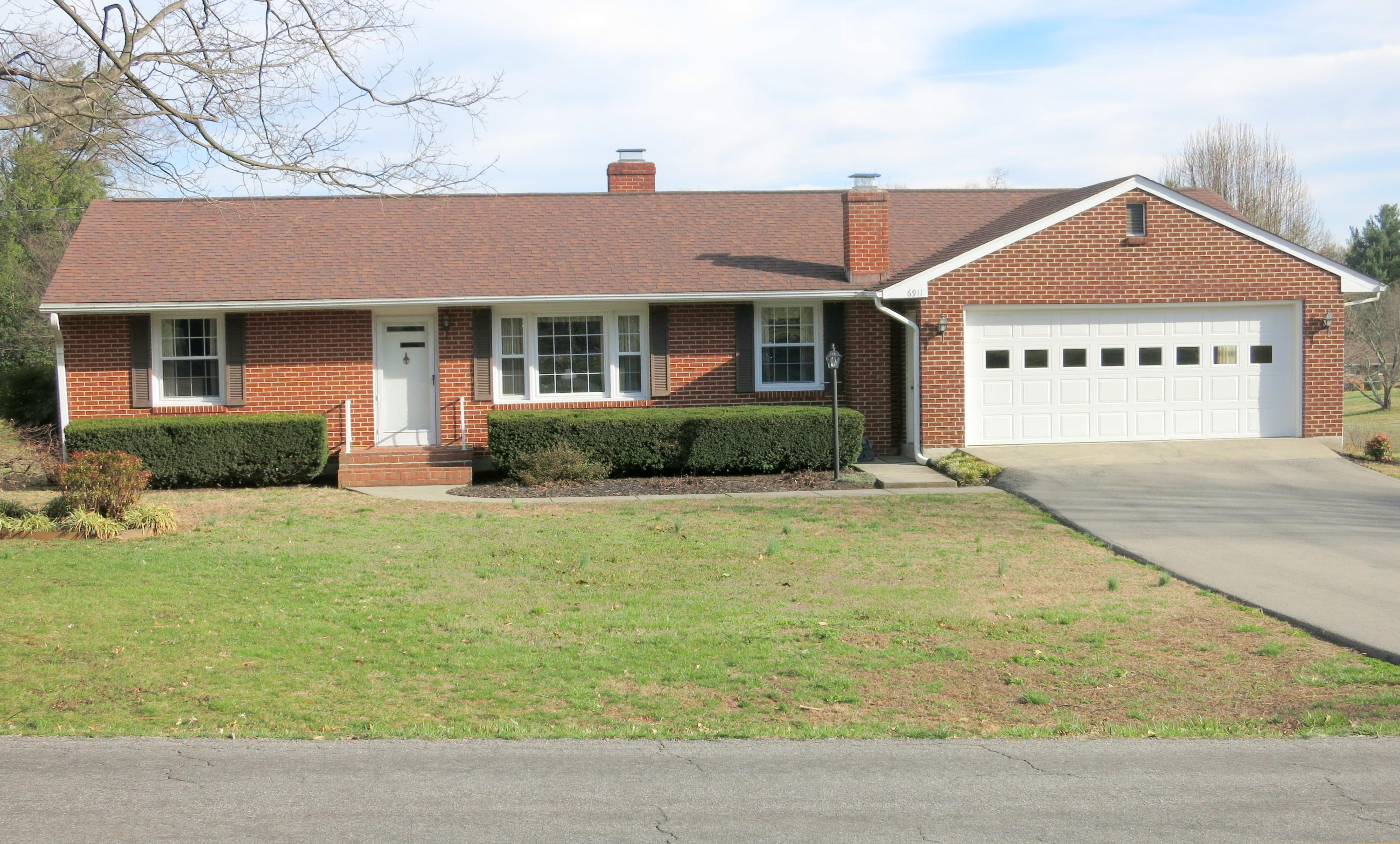 One level living plus bsmt.