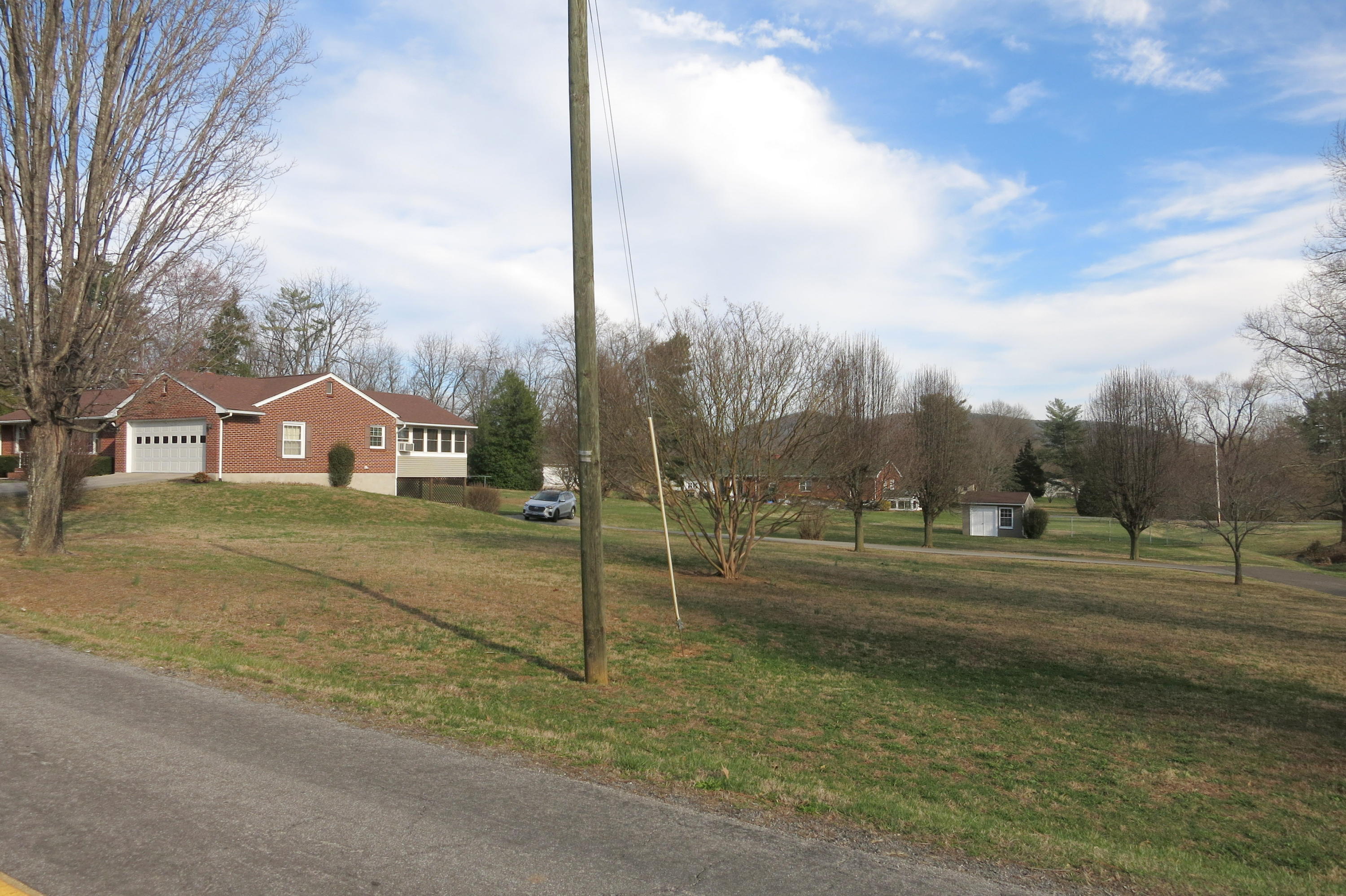 6911 Dallas Road Roanoke, VA 24019 - Photo 8 of 57 Side Yard