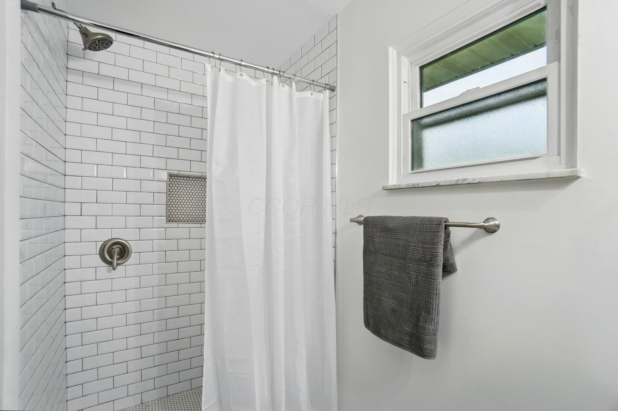 1105 Fordham Road Columbus, OH 43224 - Photo 22 of 52 Primary Ensuite Bathroom