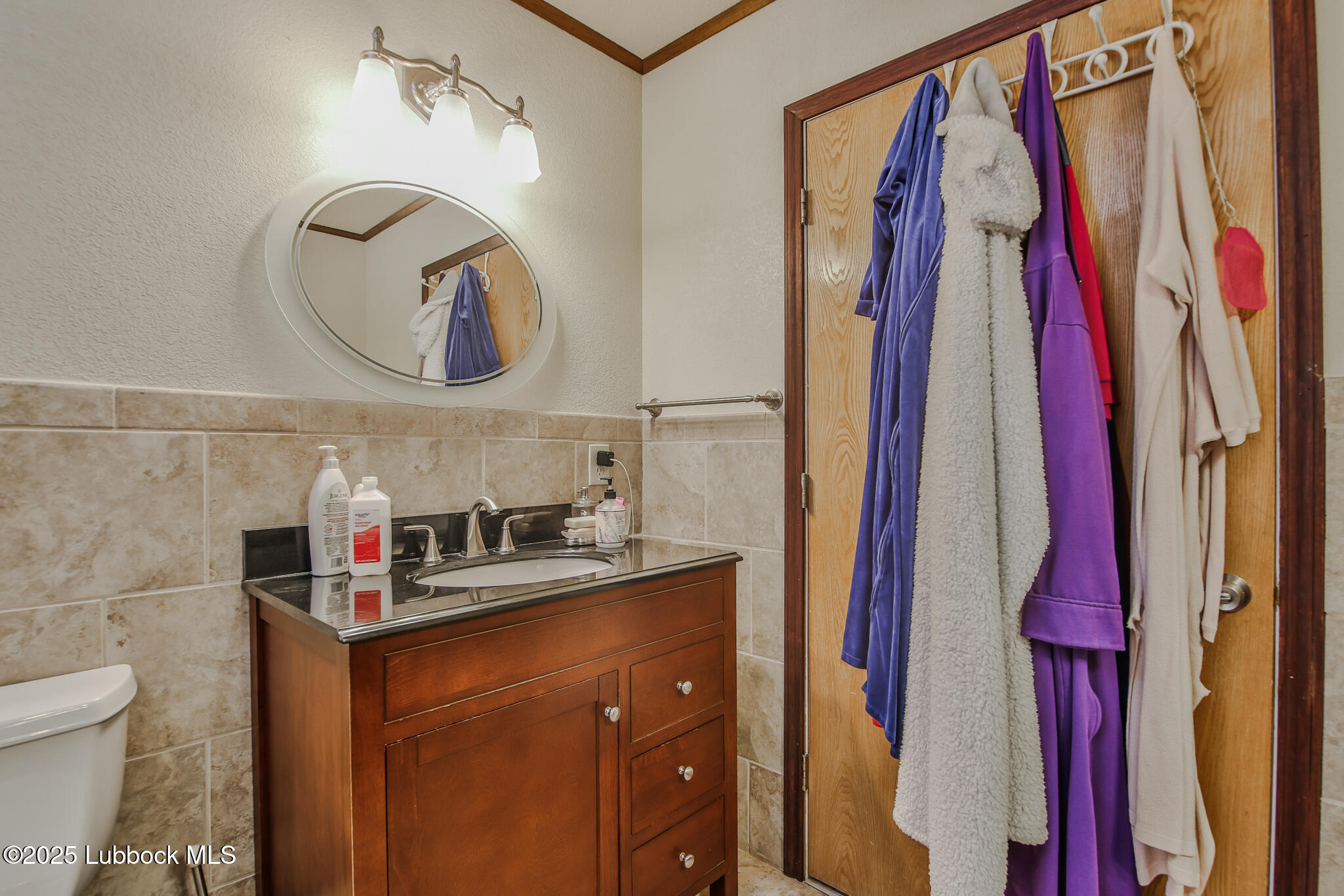 515 East 16th Street Littlefield, TX 79339 - Photo 17 of 32 a bathroom with a sink and a mirror