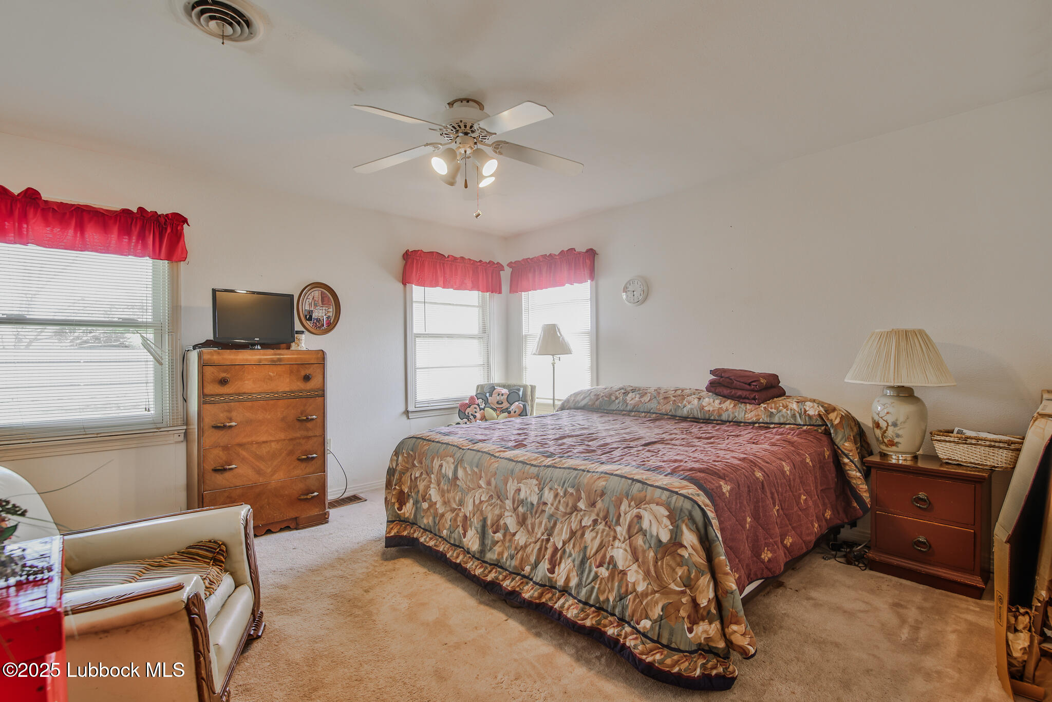 515 East 16th Street Littlefield, TX 79339 - Photo 19 of 32 a bedroom with a bed and wooden floor