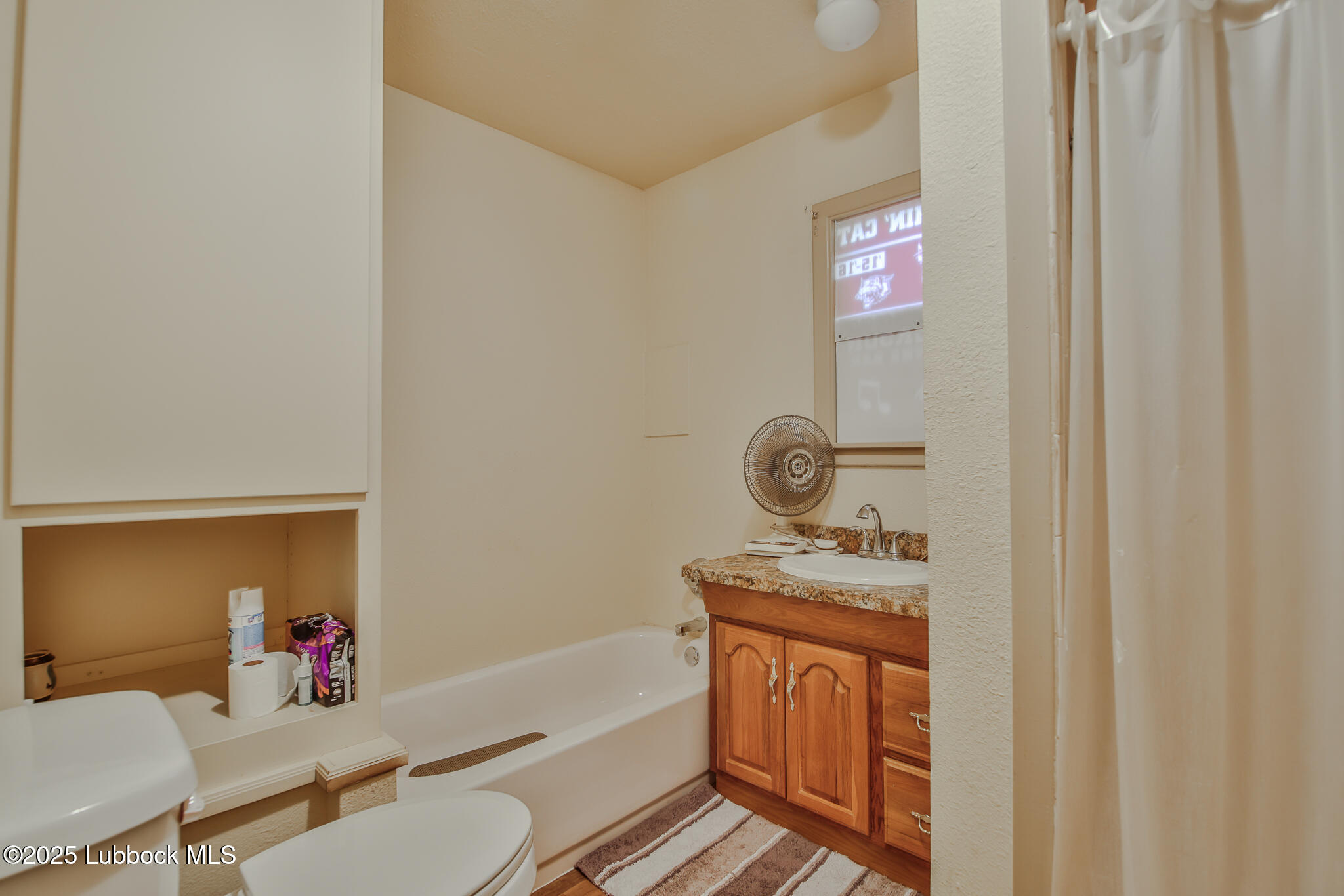 515 East 16th Street Littlefield, TX 79339 - Photo 25 of 32 a bathroom with a sink toilet vanity tub and shower