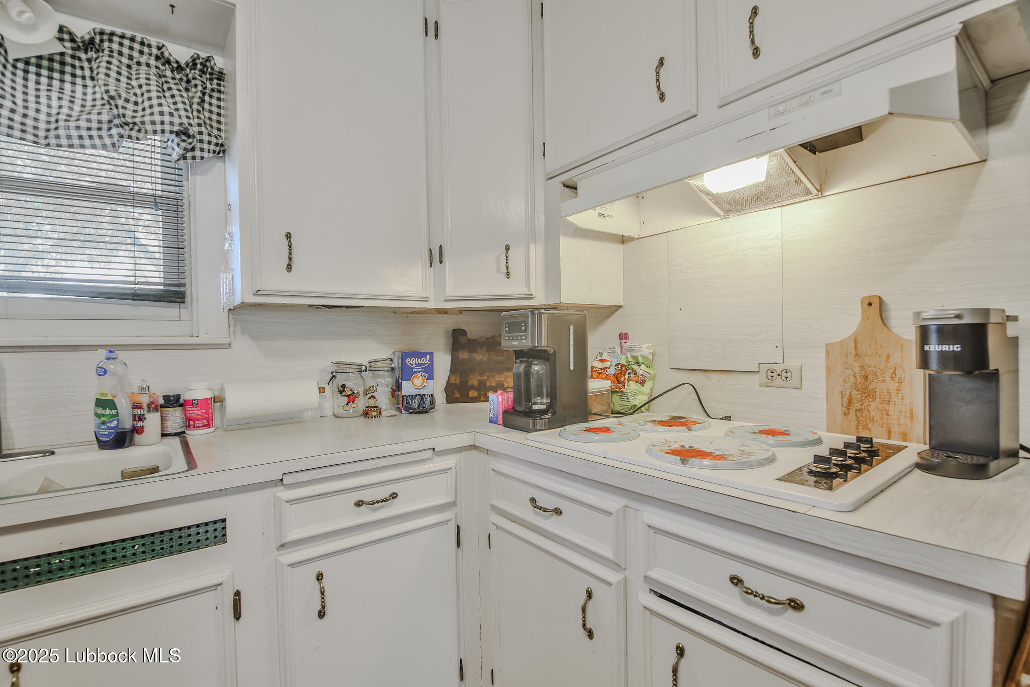 515 East 16th Street Littlefield, TX 79339 - Photo 8 of 32 a view of a kitchen with appliances and cabinets