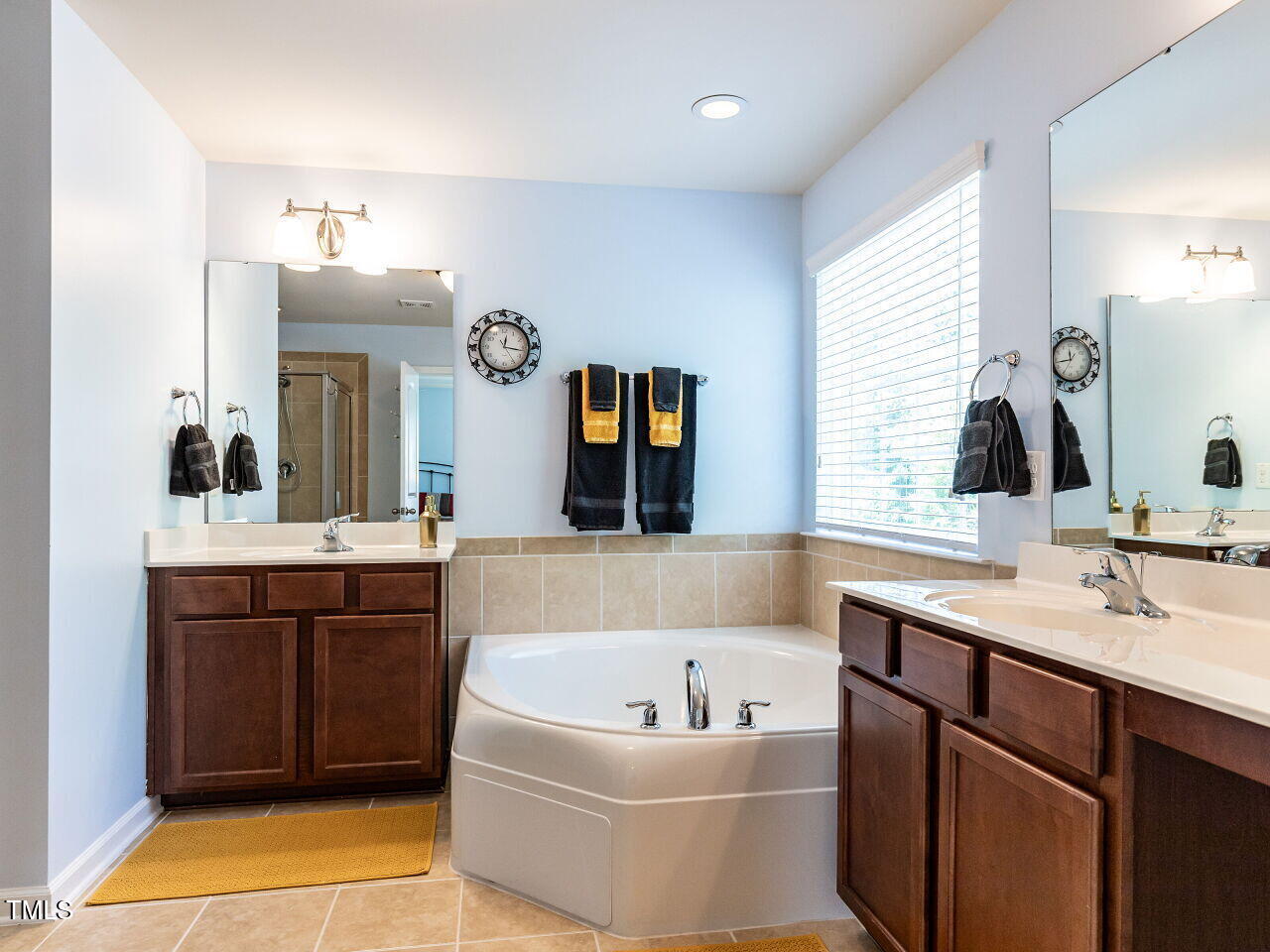 112 Victorian Oaks Drive Durham, NC 27713 - Photo 17 of 32 a bathroom with a tub a sink and a mirror