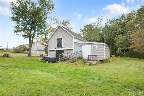 a view of a house with backyard