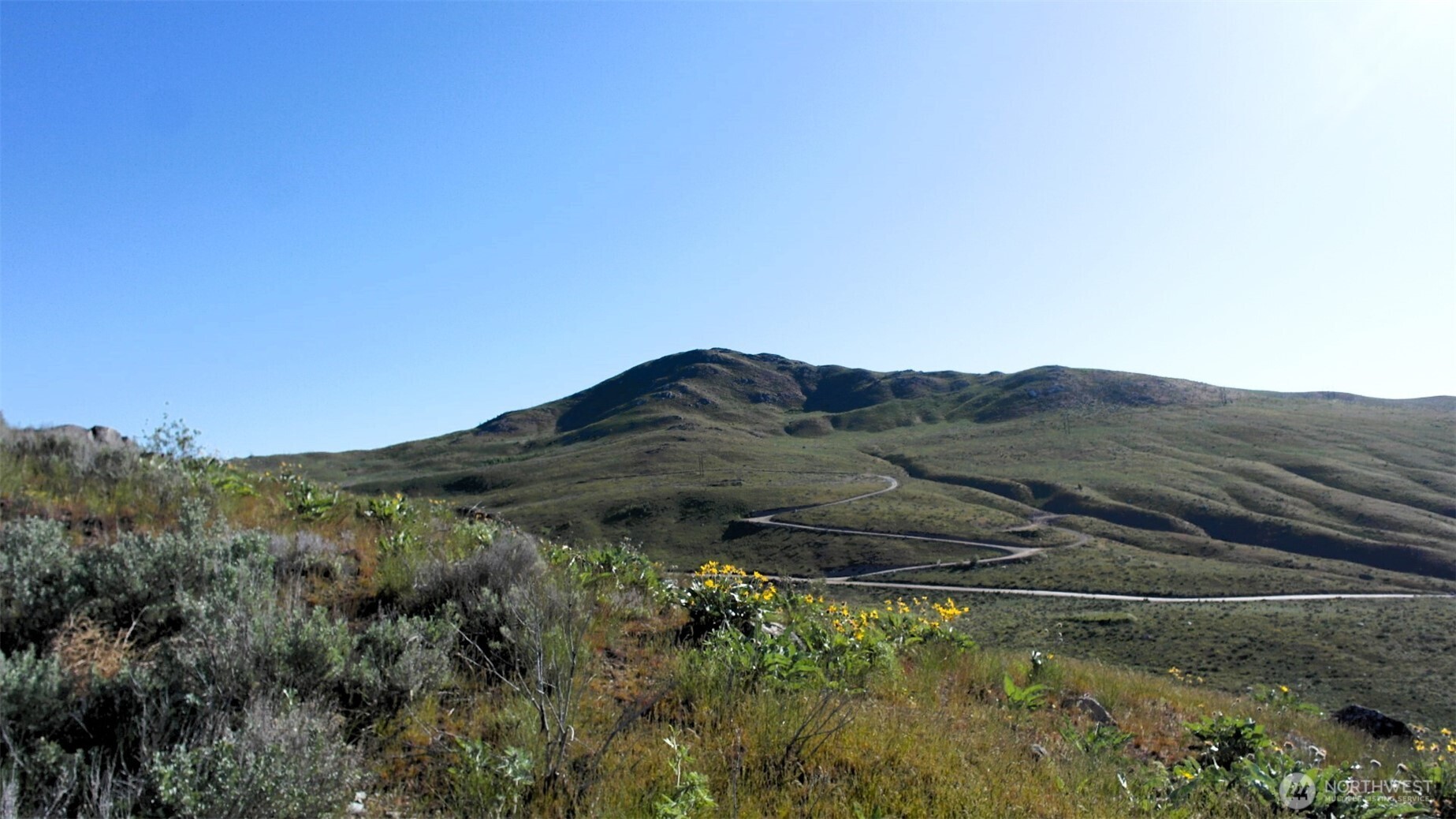 31 Cowboy Road Pateros, WA 98846 - Photo 26 of 38 a view of a lake with a mountain in the background