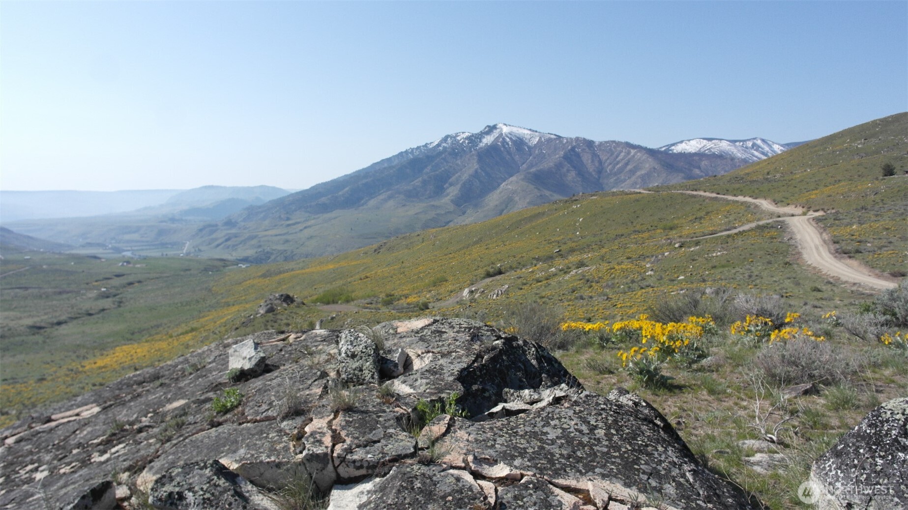 31 Cowboy Road Pateros, WA 98846 - Photo 9 of 38 a view of a mountain with a field