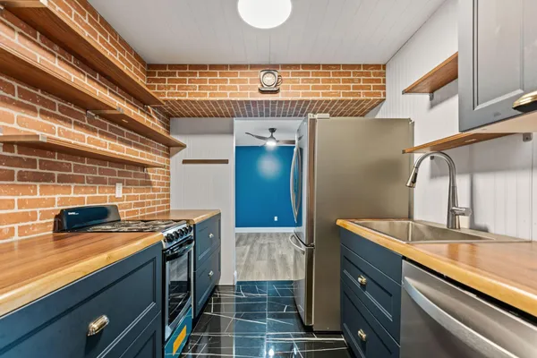 $159,900 | 2700 Oxford Street North, Unit 101, St. Paul, MN 55113