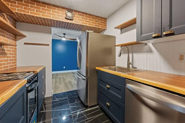 $159,900 | 2700 Oxford Street North, Unit 101, St. Paul, MN 55113