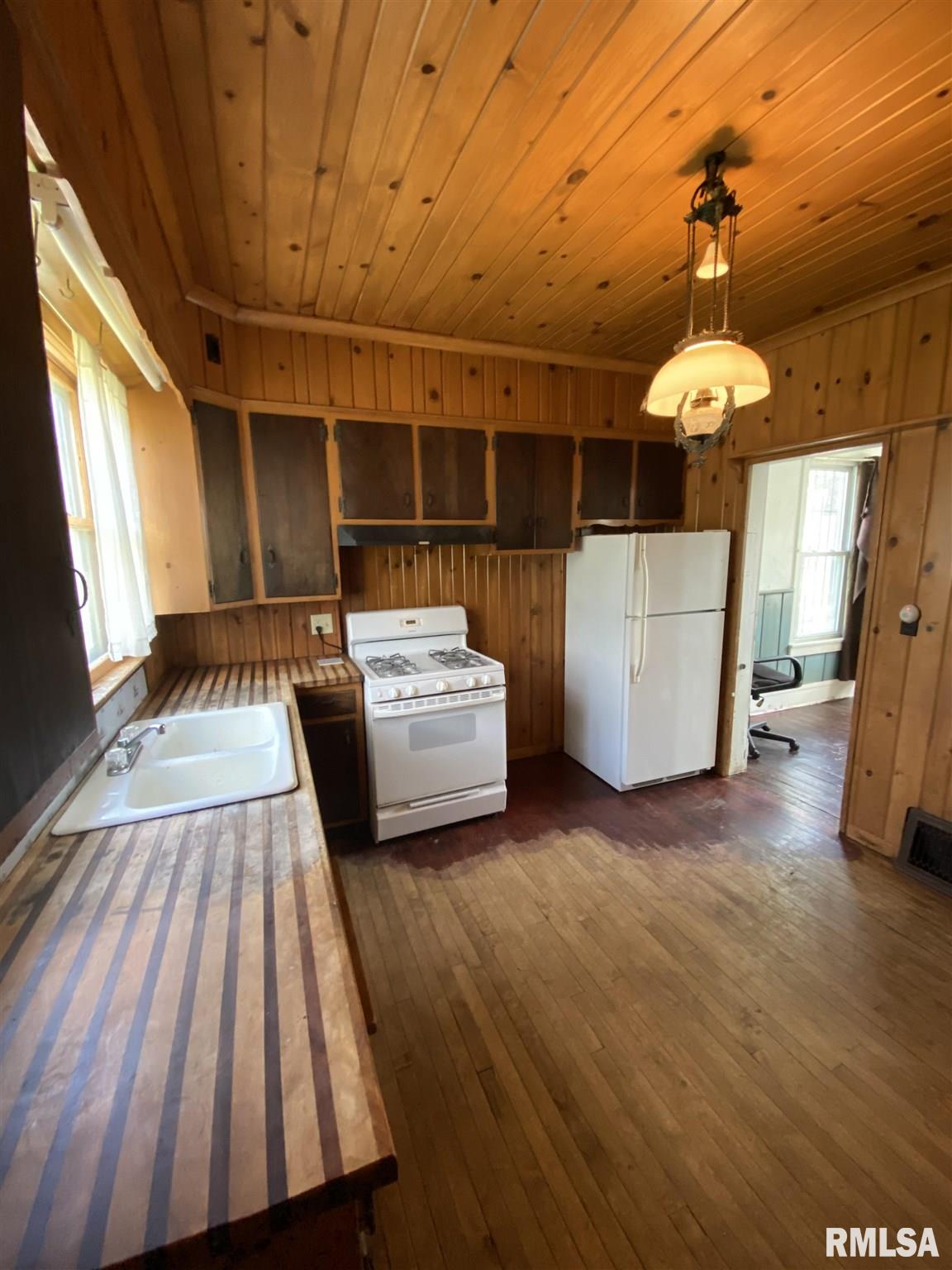 2131 Hickory Grove Road Davenport, IA 52804 - Photo 11 of 22 Gallery Image 11