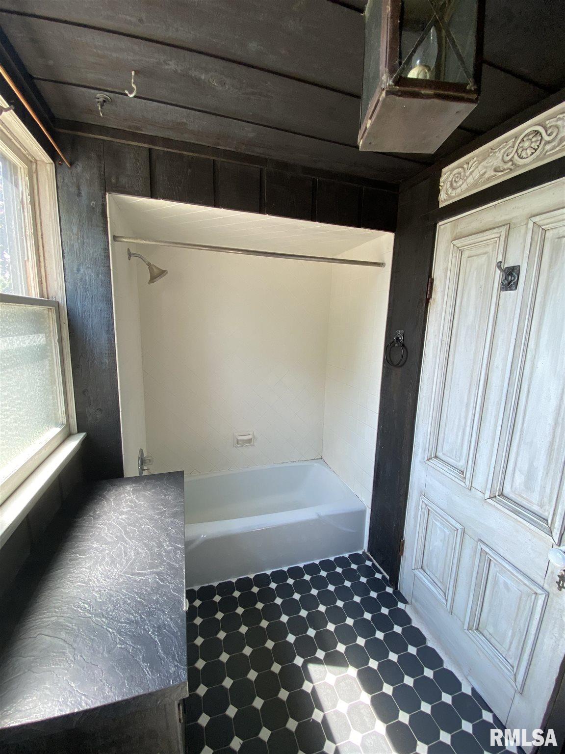 2131 Hickory Grove Road Davenport, IA 52804 - Photo 18 of 22 Gallery Image 18