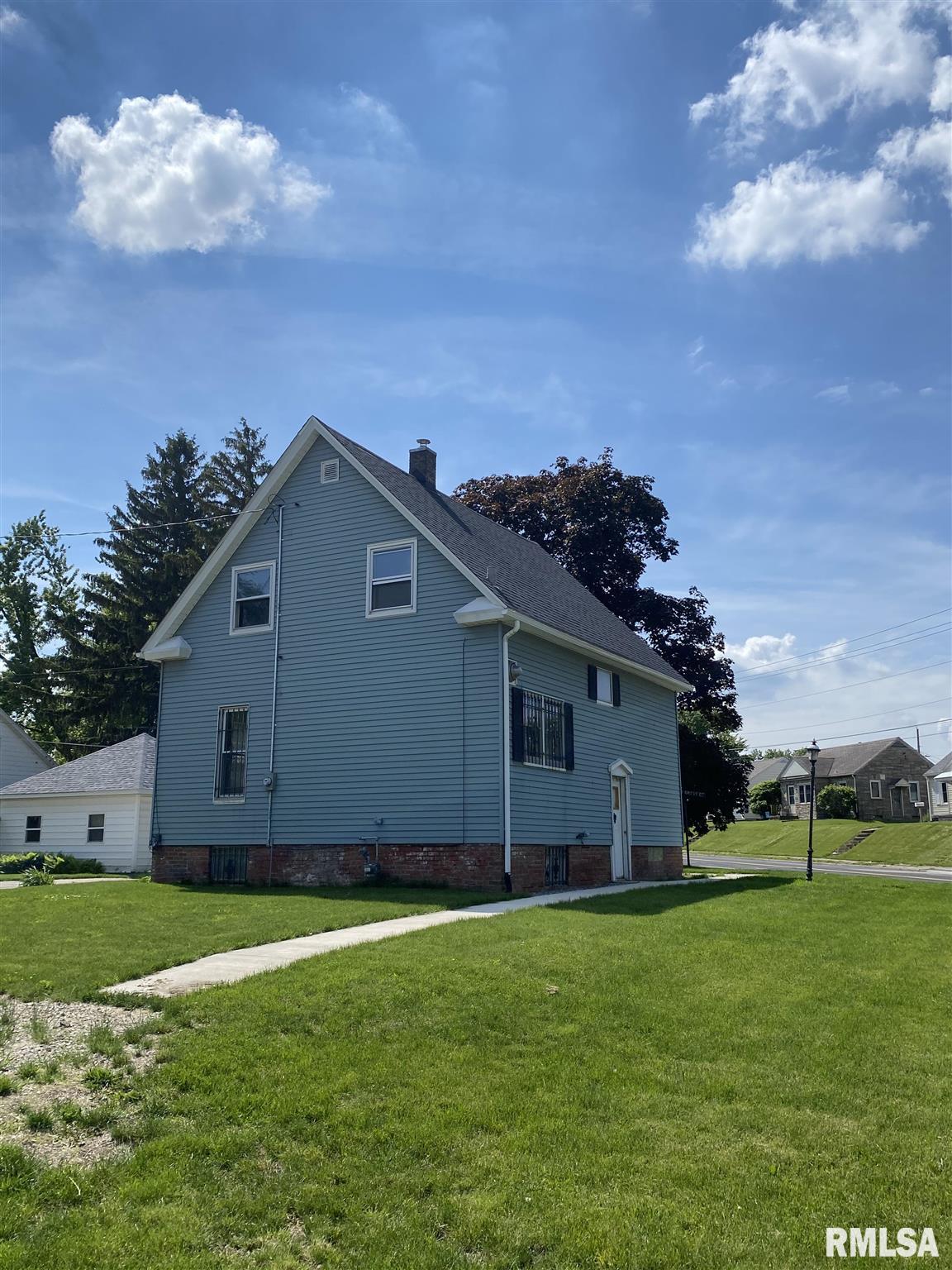 2131 Hickory Grove Road Davenport, IA 52804 - Photo 4 of 22 Gallery Image 4