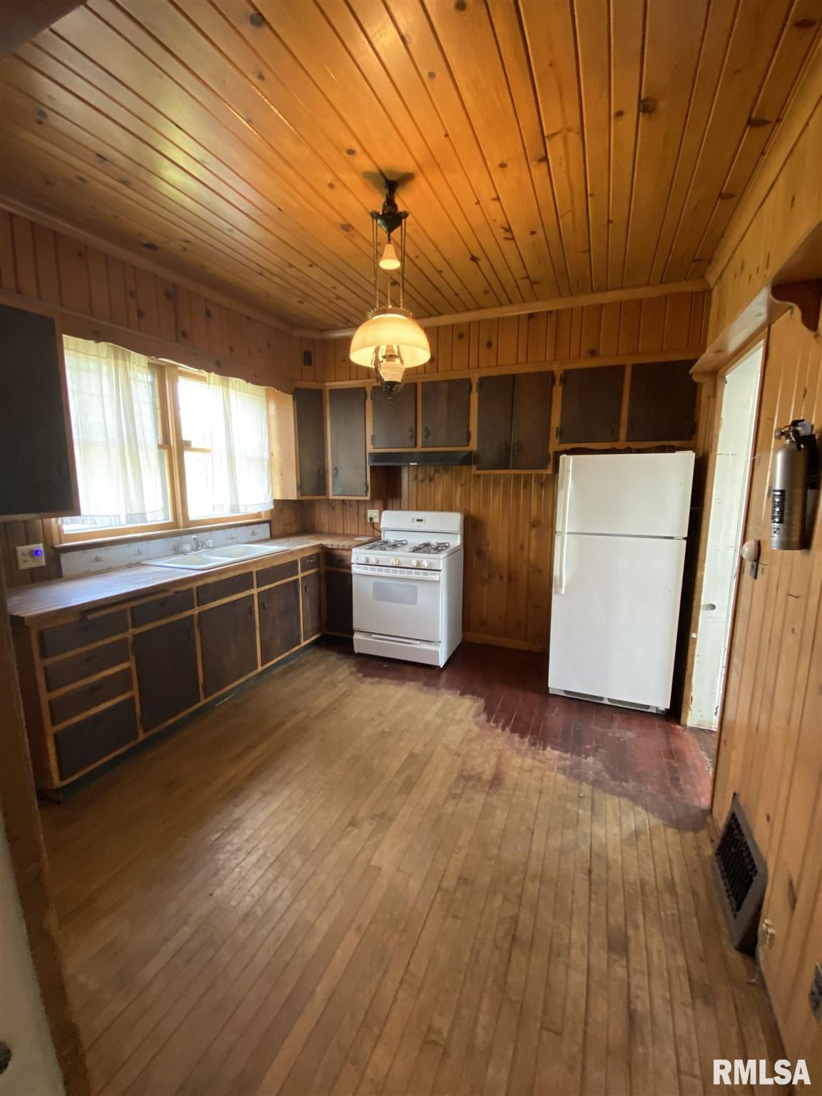 2131 Hickory Grove Road Davenport, IA 52804 - Photo 10 of 22 Gallery Image 10