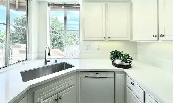 $720,000 | 900 Solvay Aisle, Irvine, CA 92606