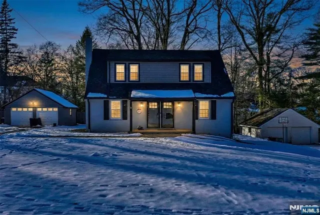 $1,250,000 | 9 Cottage Lane, Upper Saddle River, NJ 07458