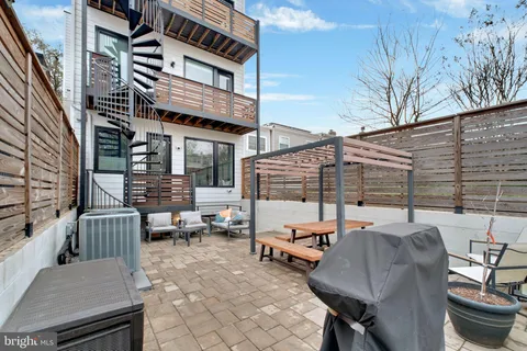 a picture of a small white building