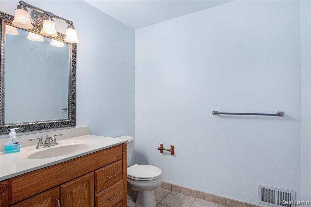 22096 Edgewater Novi, MI 48375 - Photo 14 of 17