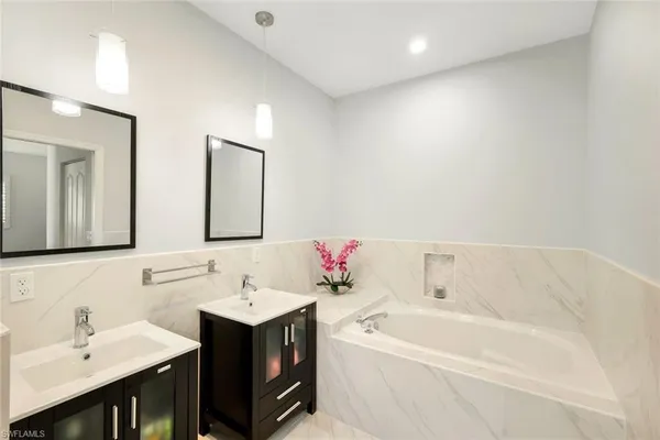 $359,500 | 650 Luisa Lane, Unit 4, Naples, FL 34104