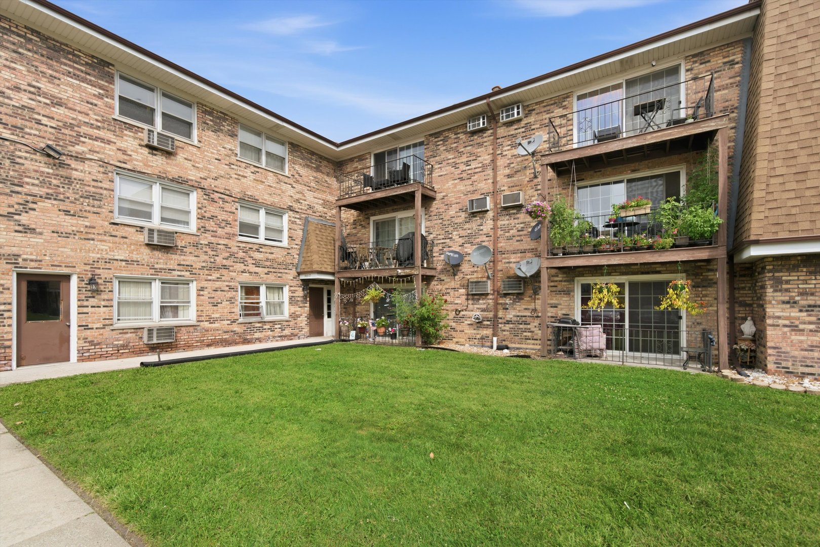 9817 Nottingham Avenue, Unit 304 Chicago Ridge, IL 60415 - Photo 1 of 14 Gallery Image 1