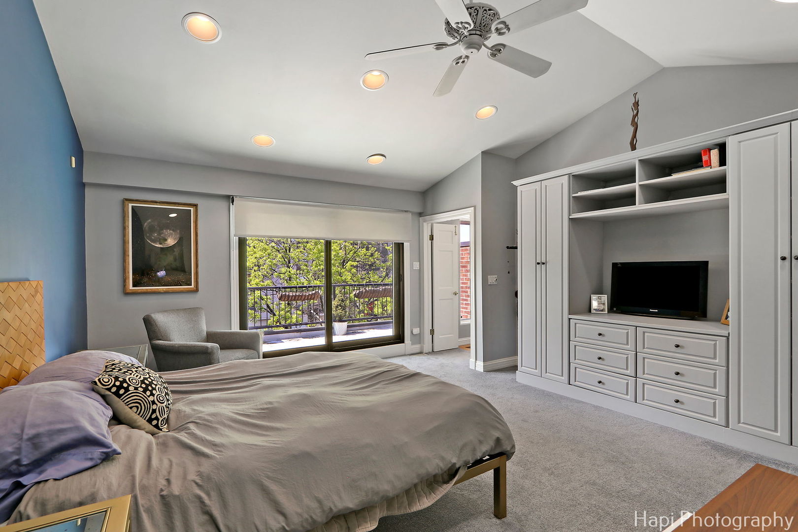 1340 North Sutton Place Chicago, IL 60610 - Photo 15 of 40 a bedroom with a bed and a flat screen tv