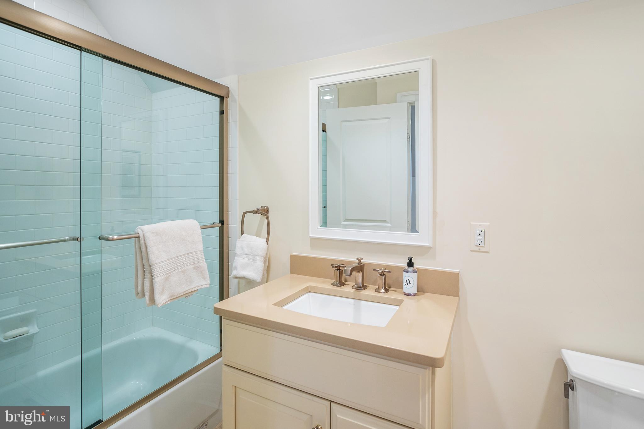 5025 Linnean Avenue Northwest Washington, DC 20008 - Photo 30 of 42 Bath #5