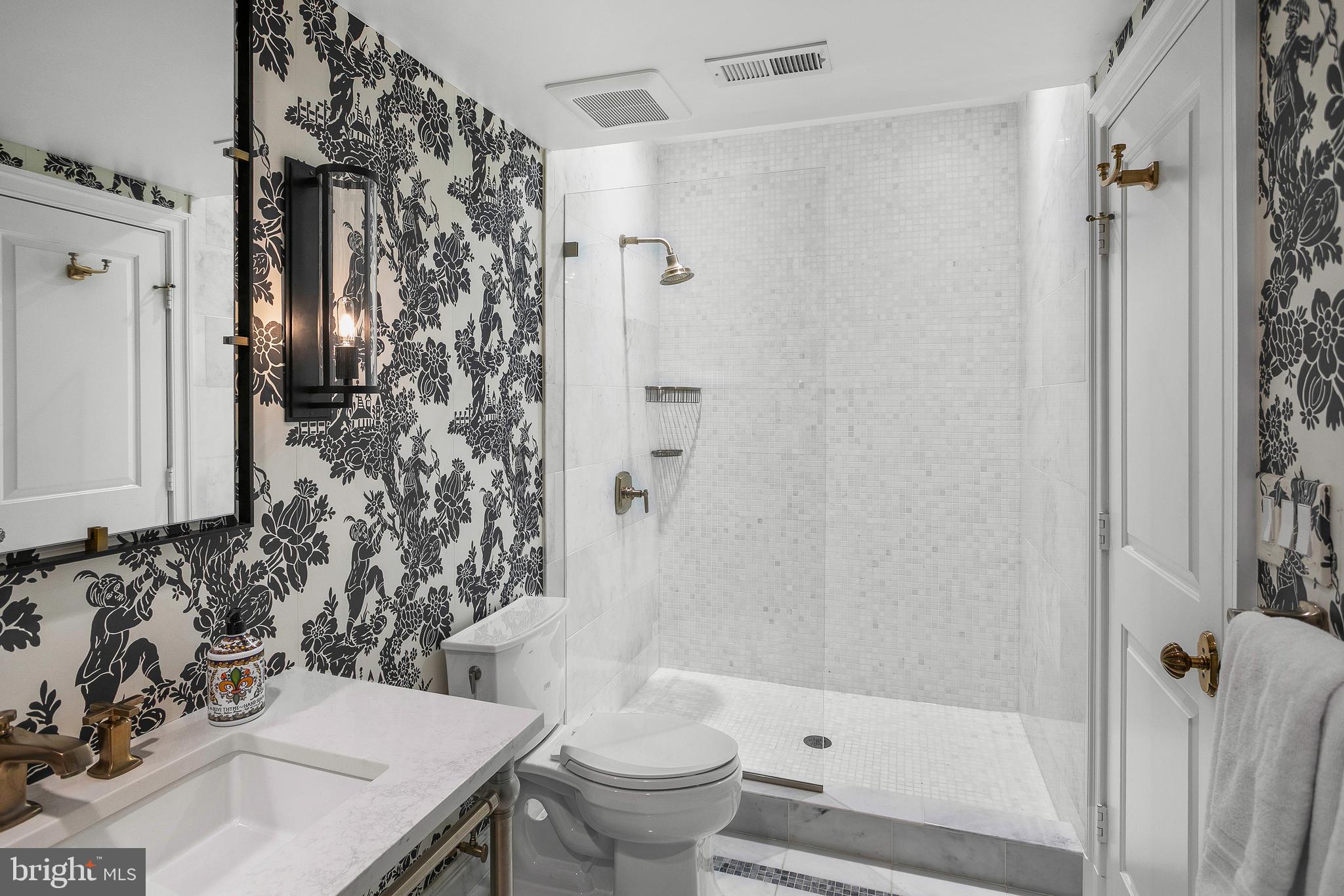 5025 Linnean Avenue Northwest Washington, DC 20008 - Photo 37 of 42 Bath #6