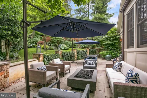 a view of an outdoor sitting area with furniture and backyard