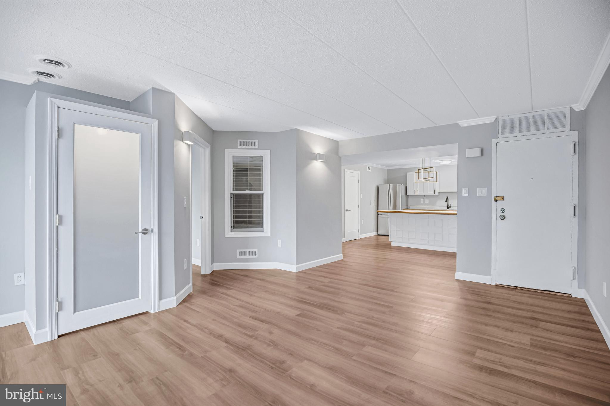 Updated One Bedroom & Den at The Huntington Club