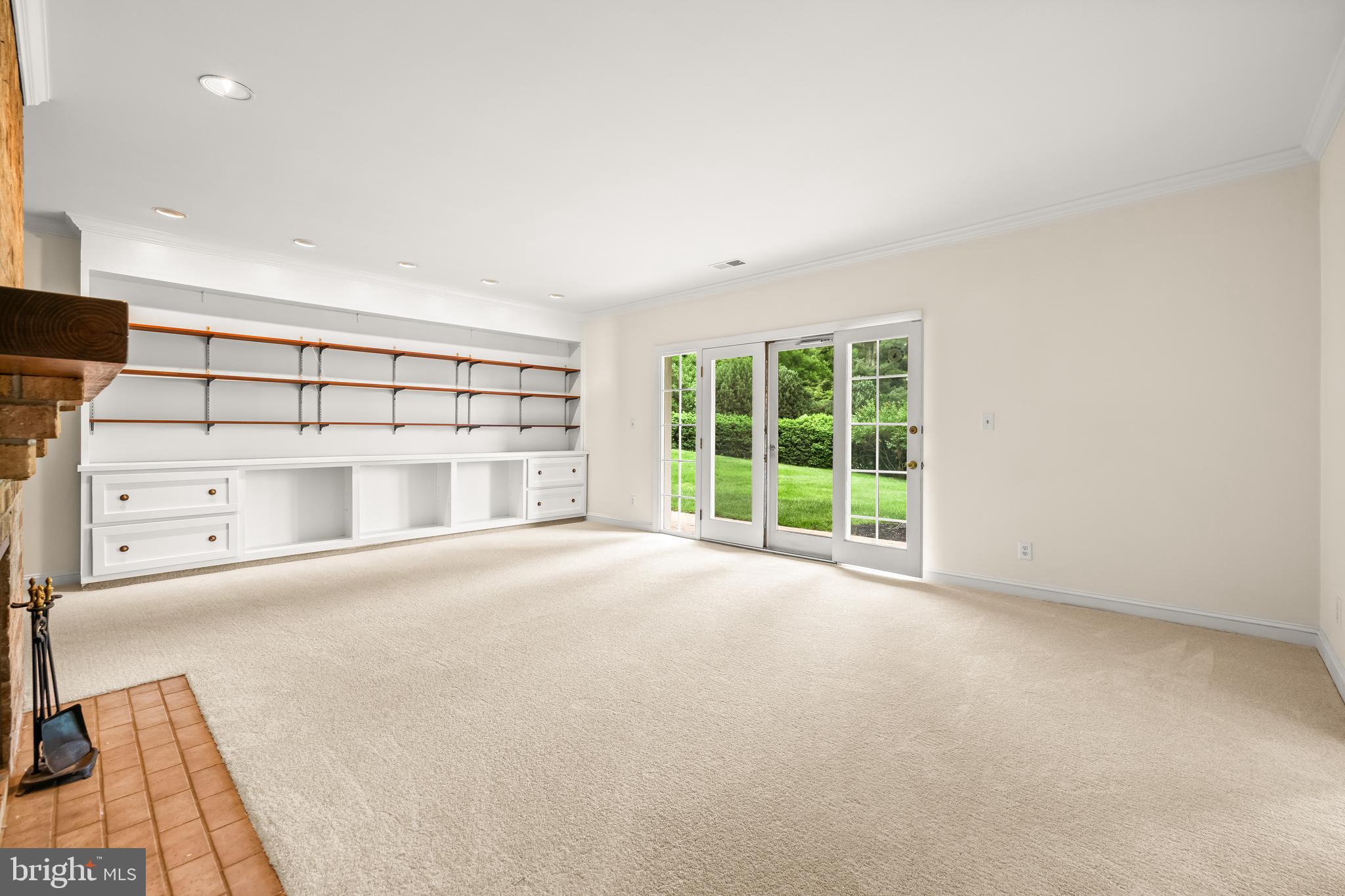 7 Devon Hill Road, Unit A4 Baltimore, MD 21210 - Photo 16 of 30 en empty room with a fireplace and a large window
