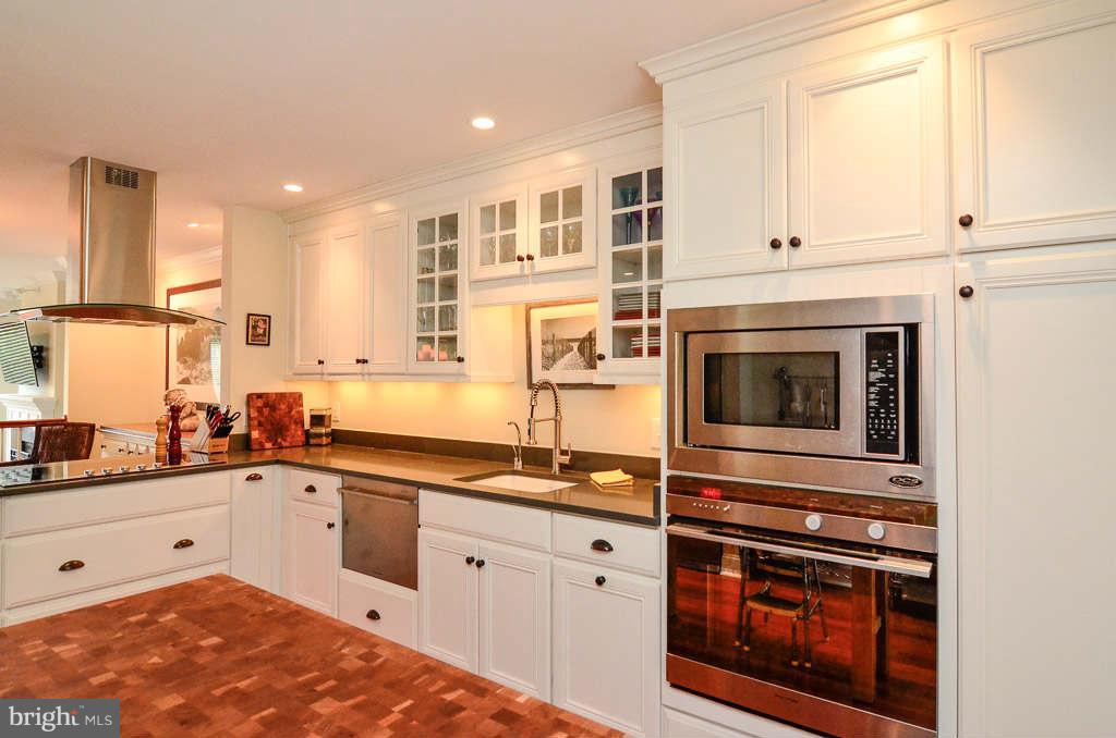 11222 Lagoon Lane Reston, VA 20191 - Photo 12 of 30 Kitchen