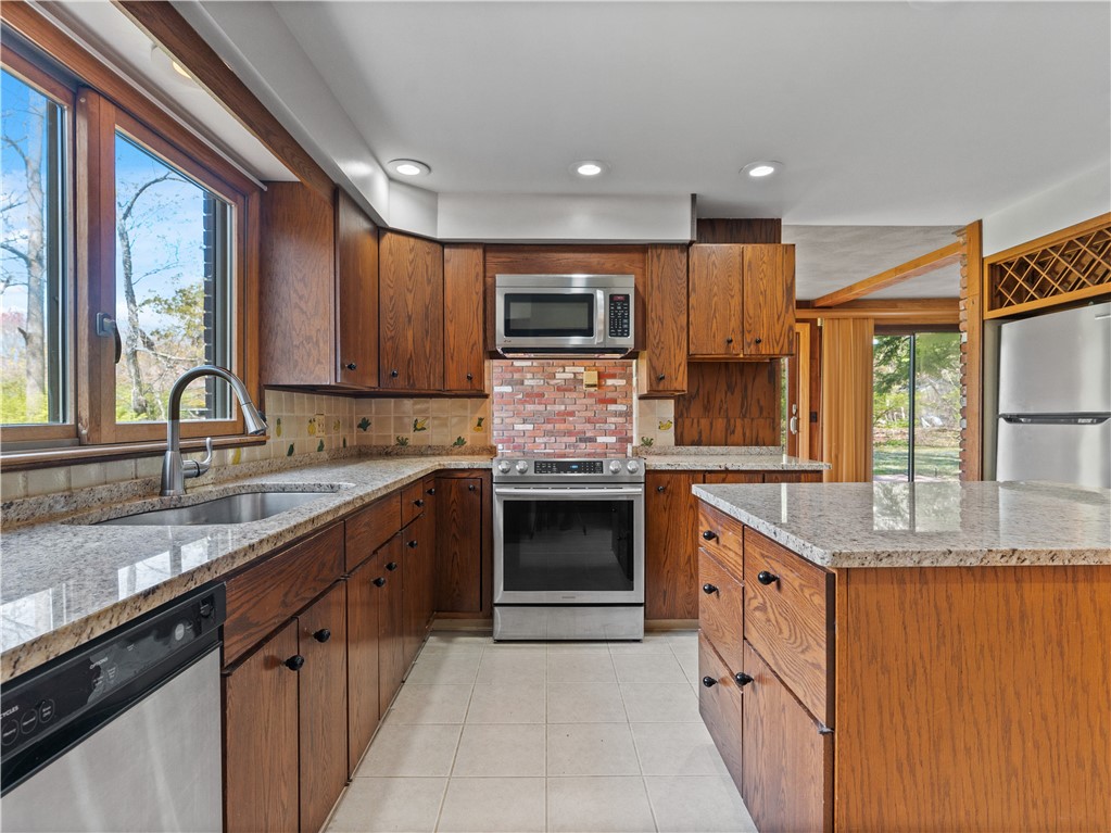 8 Clark Road Smithfield, RI 02917 - Photo 14 of 40