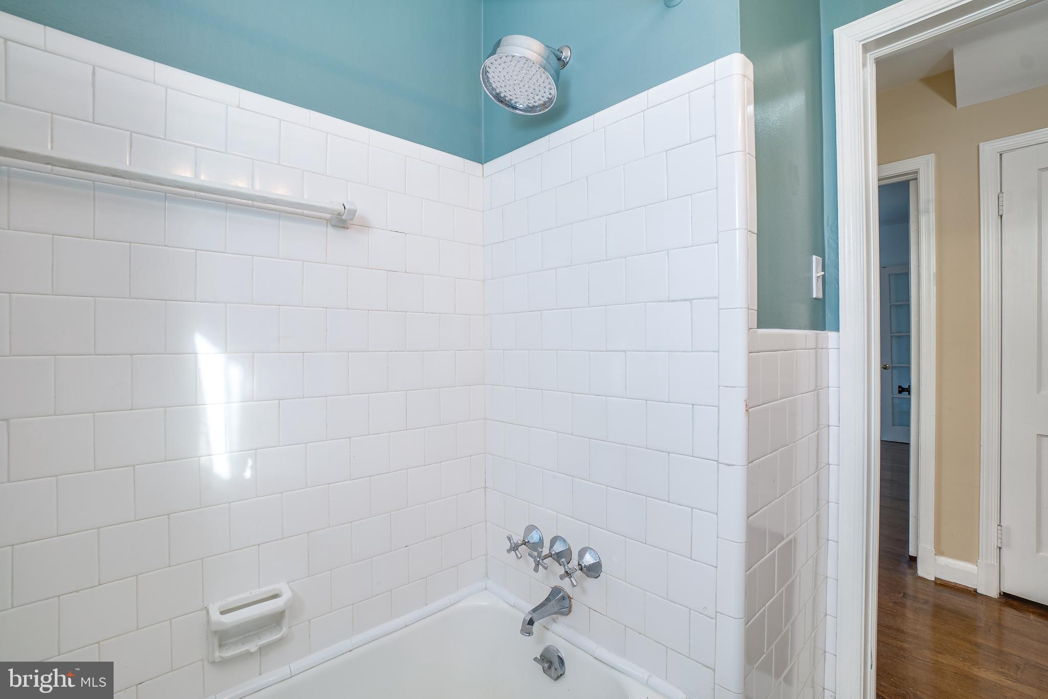 4 Edgeclift Road Towson, MD 21286 - Photo 13 of 31 Ceramic Tile Tub / Shower Surround