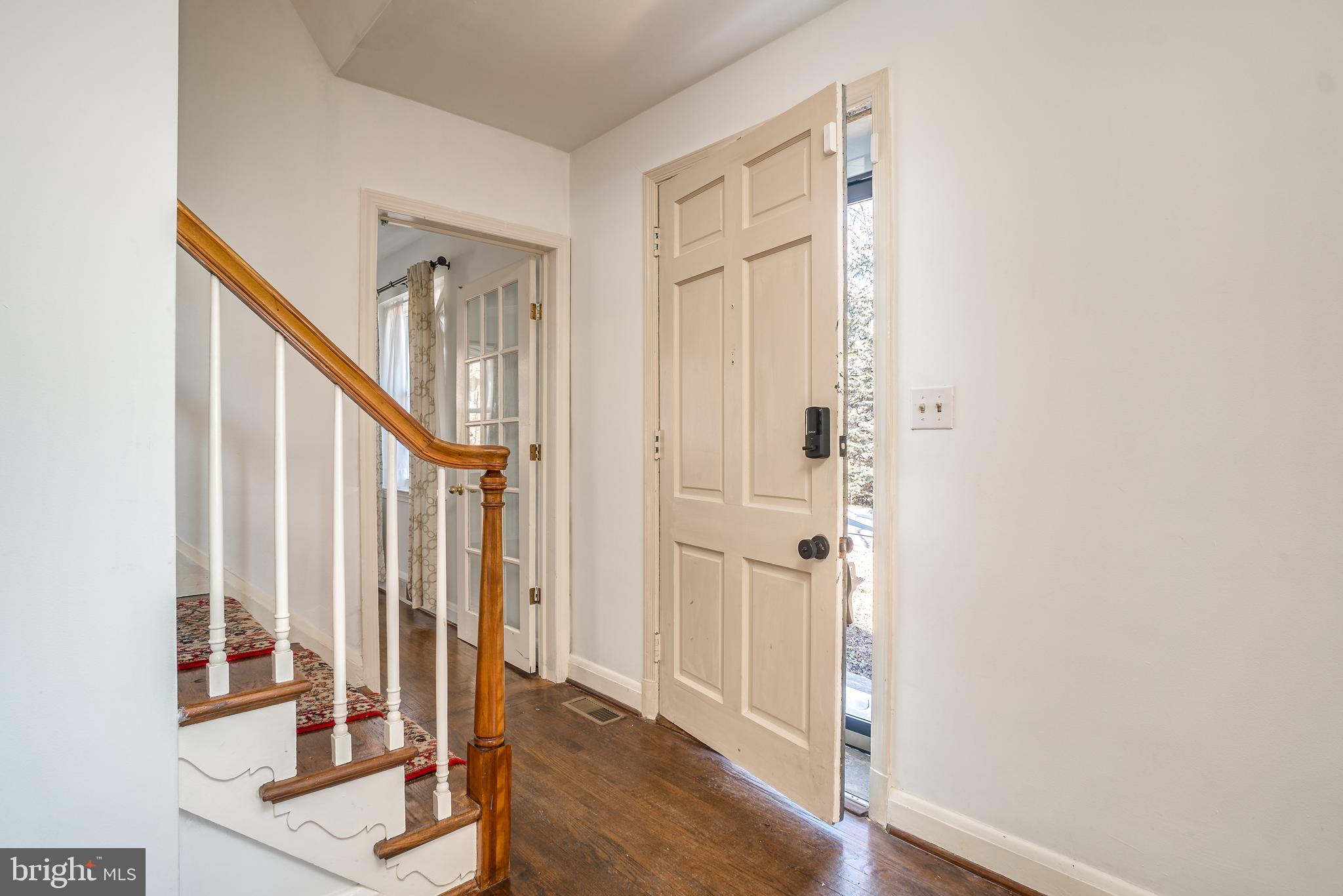 4 Edgeclift Road Towson, MD 21286 - Photo 3 of 31 Foyer