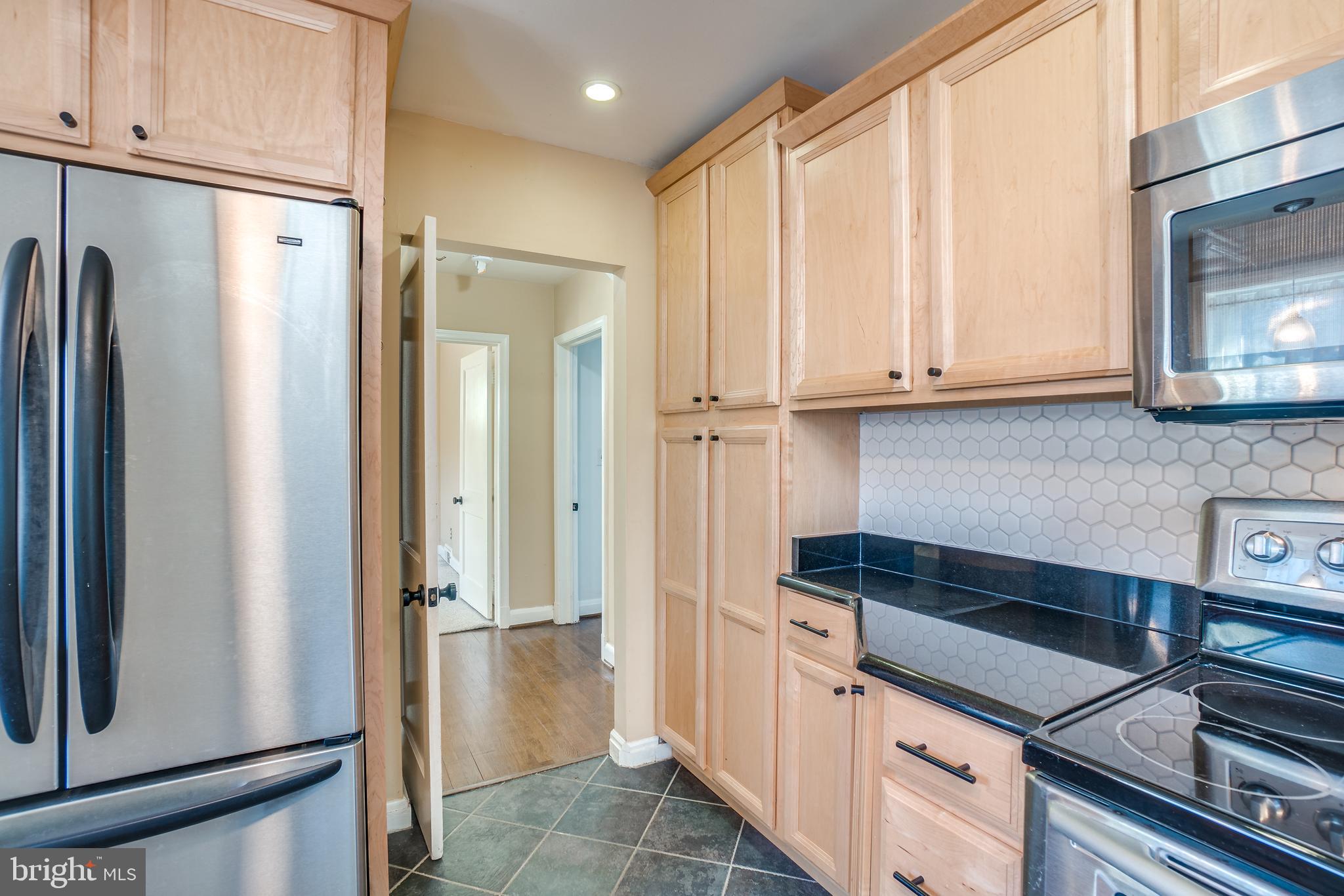 4 Edgeclift Road Towson, MD 21286 - Photo 10 of 31 Ceramic Tile Backsplash