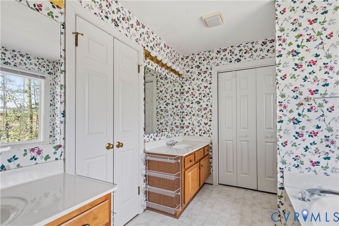 5809 Martin Glen Place Midlothian, VA 23112 - Photo 23 of 46 En-Suite Bath