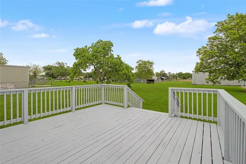 a view of deck with a garden